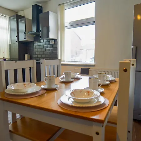 Rochdale 3 Bedroom House 2 Bath With Free Parking Sleeps 7 Exterior photo