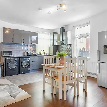Rochdale 3 Bedroom House 2 Bath With Free Parking Sleeps 7 Exterior photo