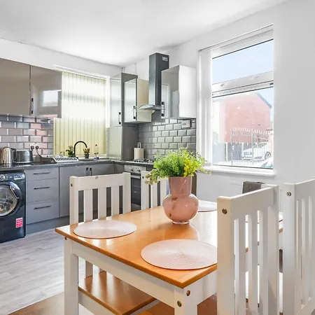 Rochdale 3 Bedroom House 2 Bath With Free Parking Sleeps 7 Exterior photo