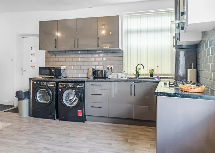 Rochdale 3 Bedroom House 2 Bath With Free Parking Sleeps 7