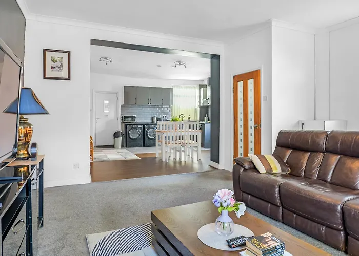 Rochdale 3 Bedroom House 2 Bath With Free Parking Sleeps 7