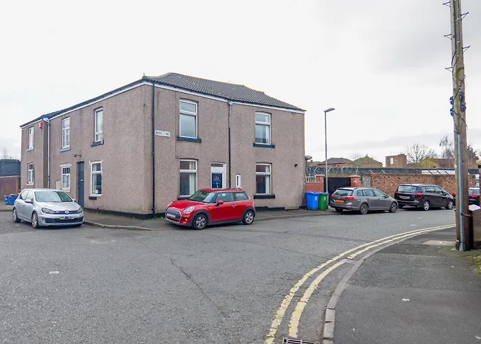 Rochdale 3 Bedroom House 2 Bath With Free Parking Sleeps 7