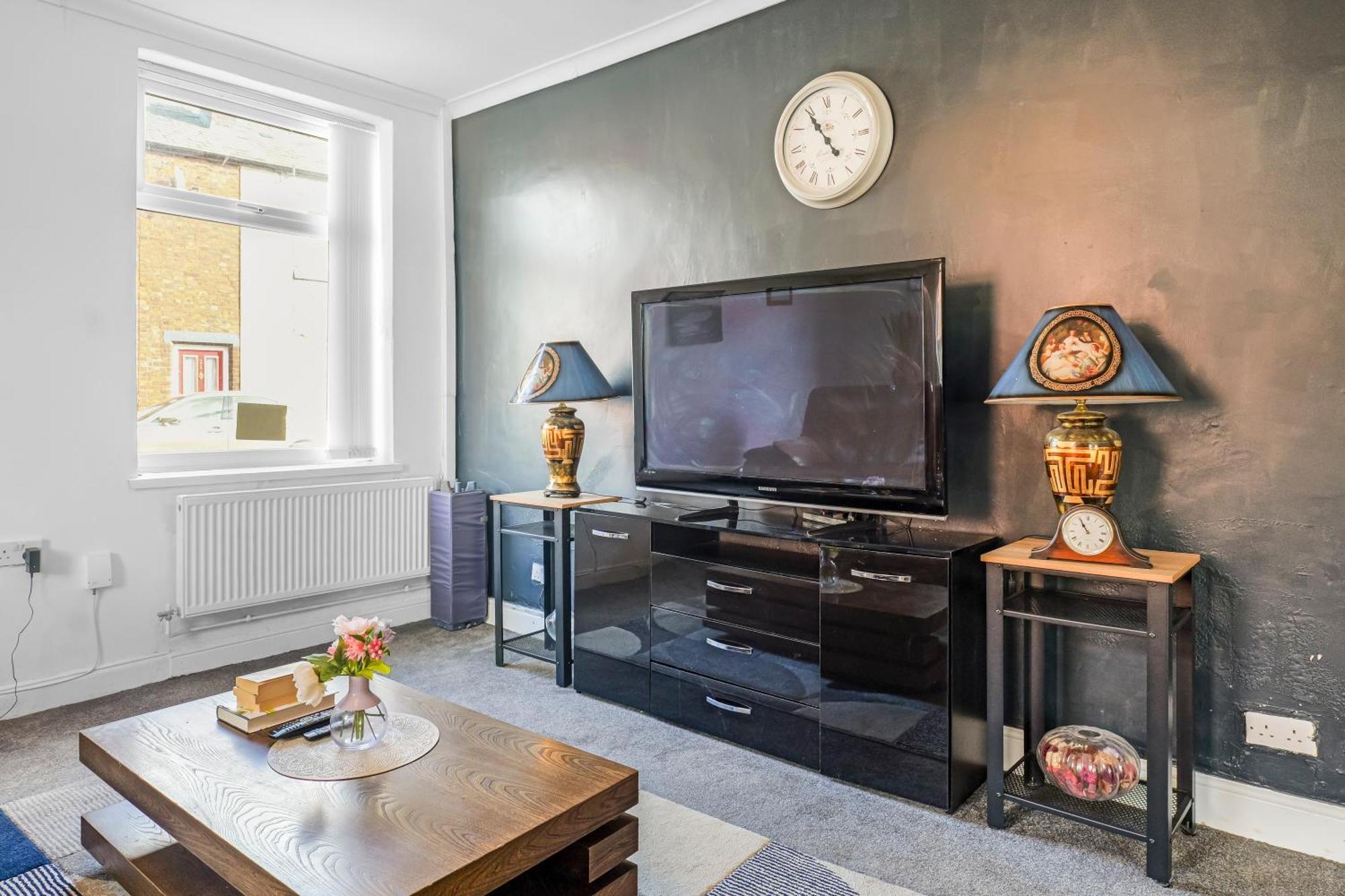 3 Bedroom House 2 Bath With Free Parking Sleeps 7 *