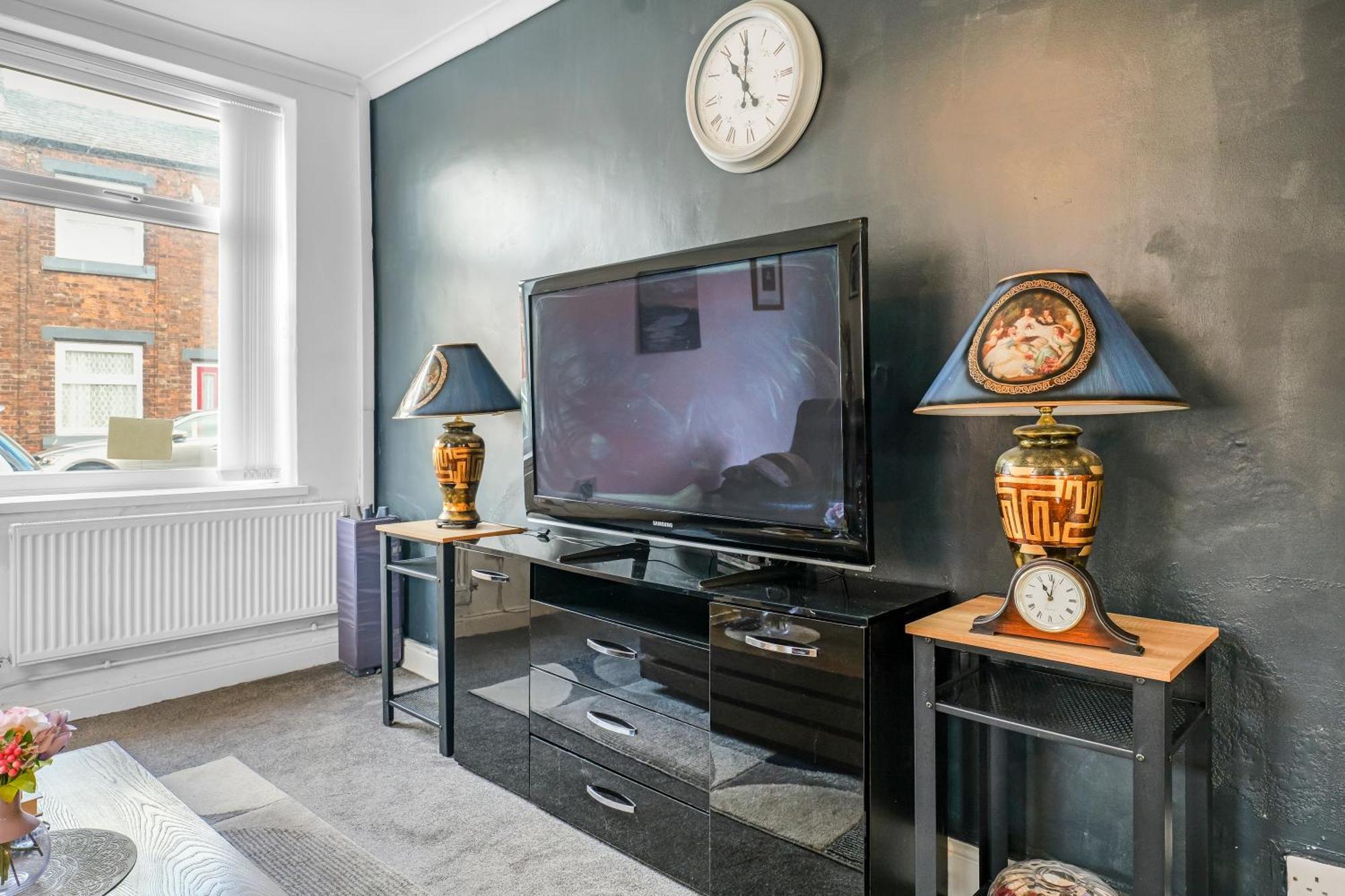 3 Bedroom House 2 Bath With Free Parking Sleeps 7 * Rochdale