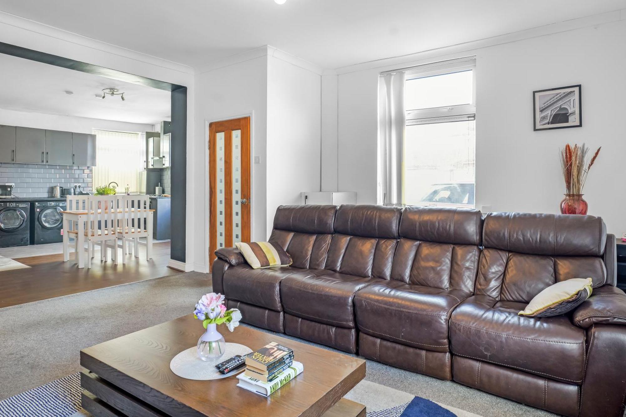 3 Bedroom House 2 Bath With Free Parking Sleeps 7 * Rochdale