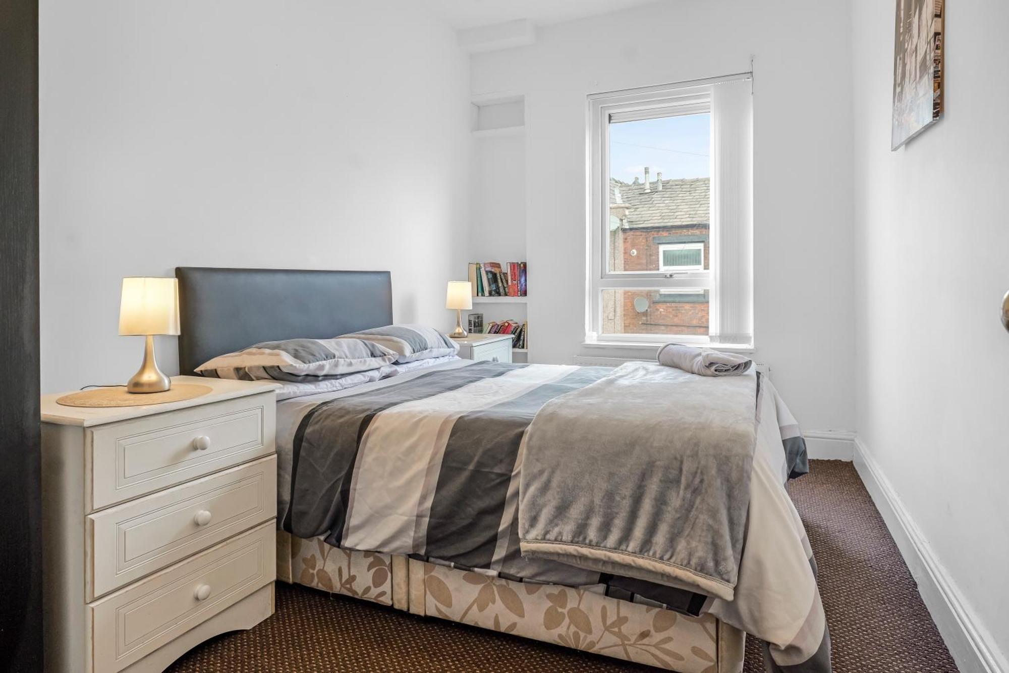 3 Bedroom House 2 Bath With Free Parking Sleeps 7 Holiday home