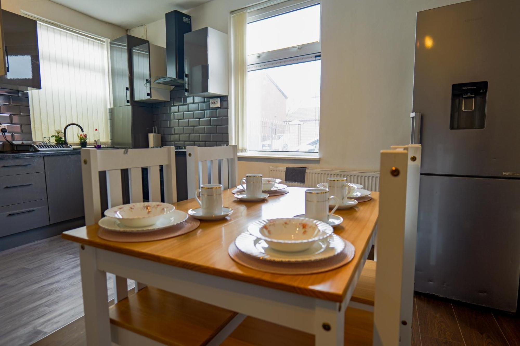 3 Bedroom House 2 Bath With Free Parking Sleeps 7