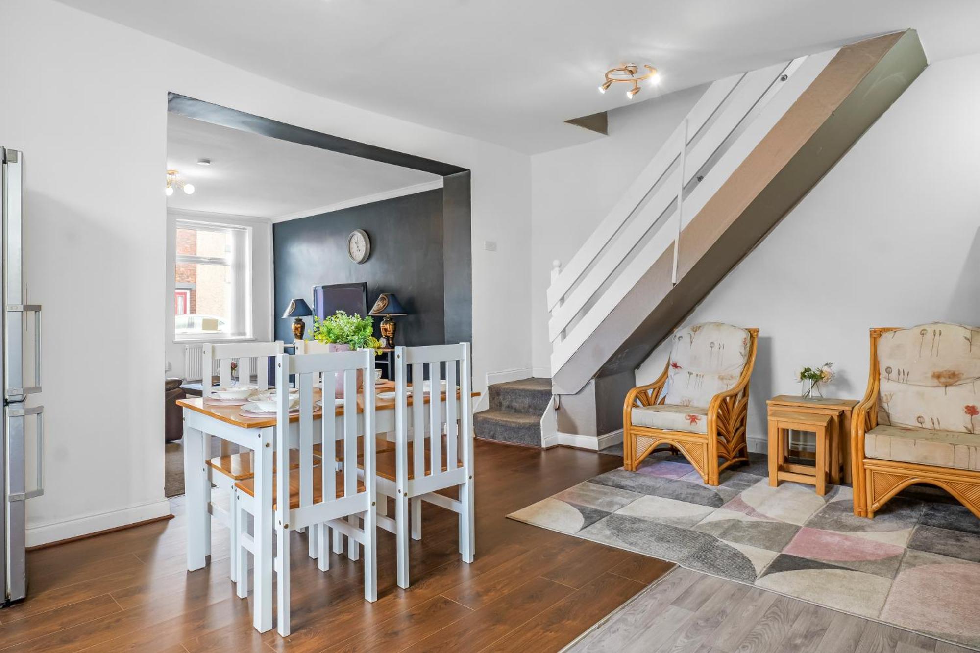 3 Bedroom House 2 Bath With Free Parking Sleeps 7