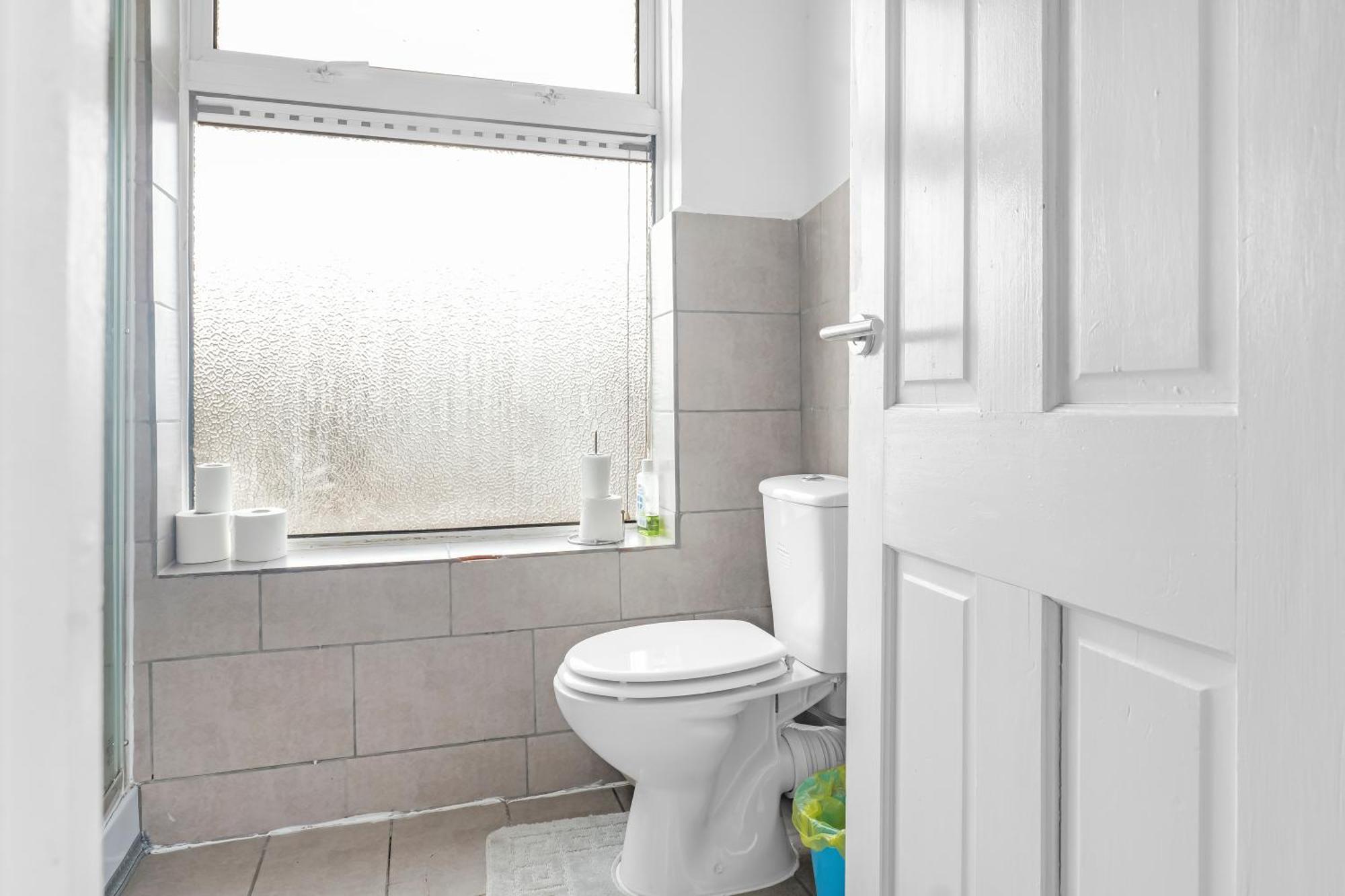 Holiday home 3 Bedroom House 2 Bath With Free Parking Sleeps 7 *