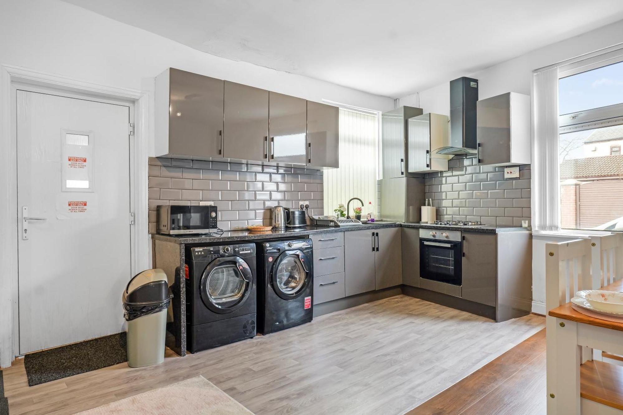 3 Bedroom House 2 Bath With Free Parking Sleeps 7 *