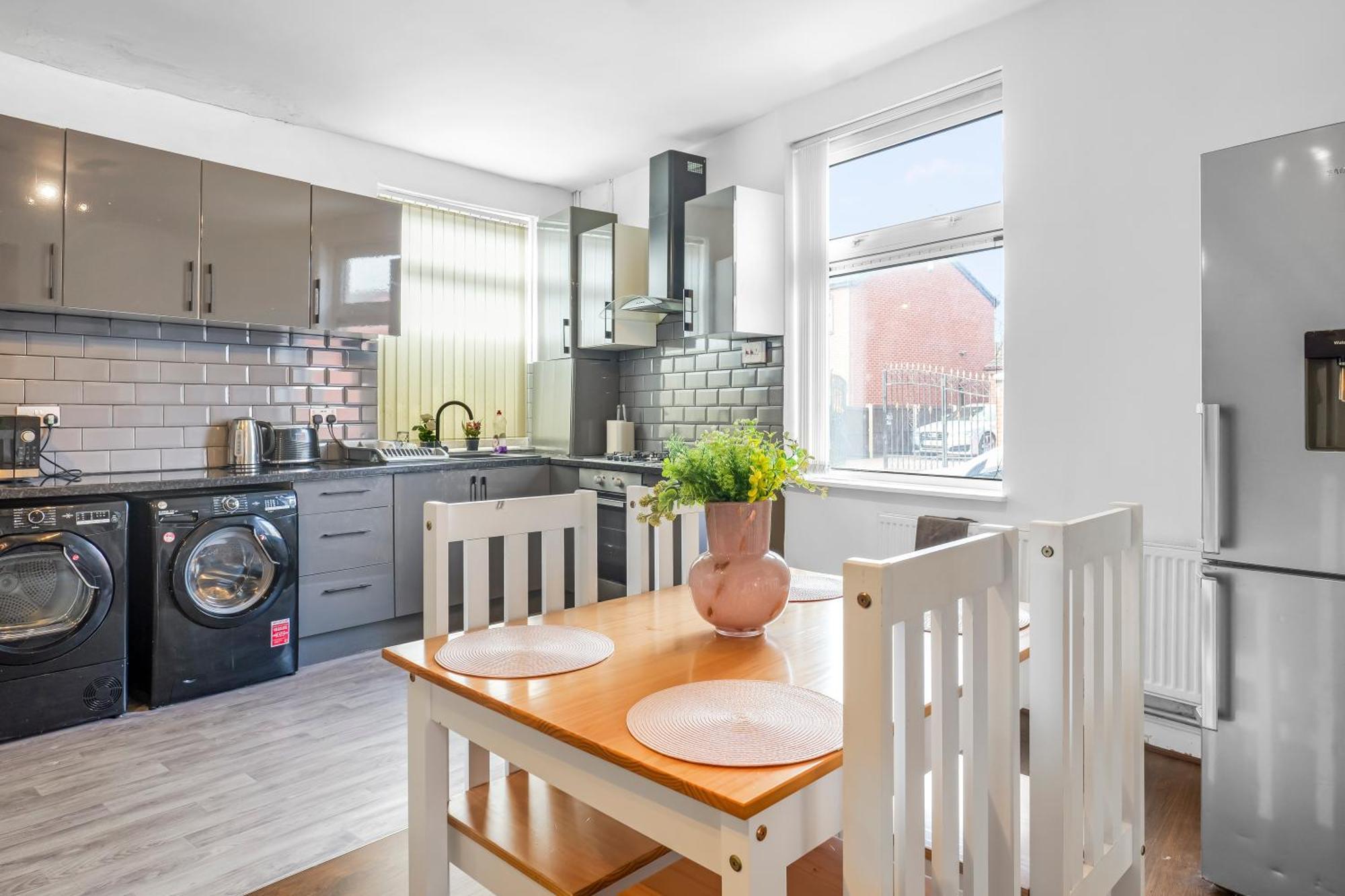 3 Bedroom House 2 Bath With Free Parking Sleeps 7 Holiday home *