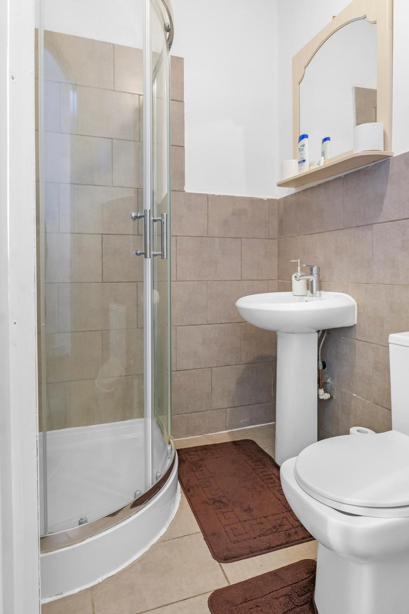 3 Bedroom House 2 Bath With Free Parking Sleeps 7 * Rochdale