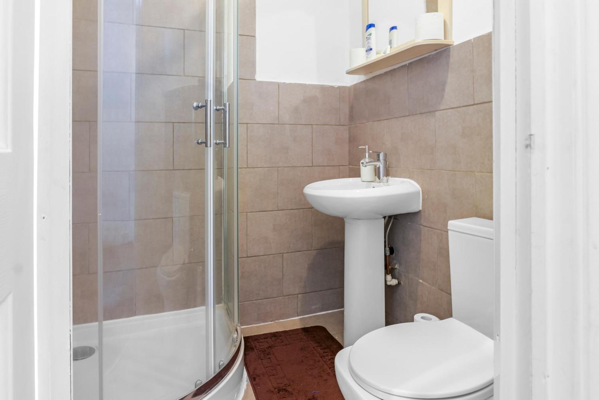 3 Bedroom House 2 Bath With Free Parking Sleeps 7