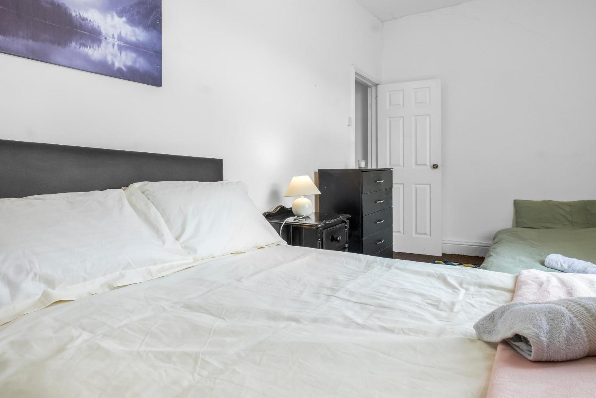 3 Bedroom House 2 Bath With Free Parking Sleeps 7